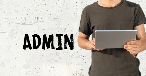 Homem jovem usando tablet pc — Fotografia de Stock