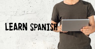 genç adam Tablet PC'yi kullanma 