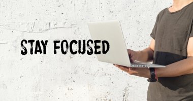 Genç adam dizüstü bilgisayar kullanıyor