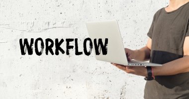 Genç adam dizüstü bilgisayar kullanıyor