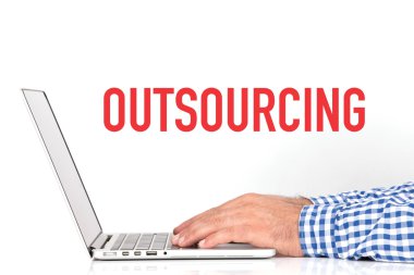 genç adam laptop ile çalışma