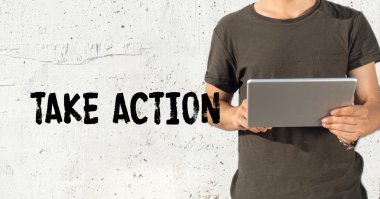 genç adam Tablet PC'yi kullanma 