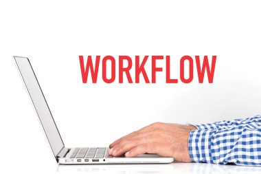 genç adam laptop ile çalışma