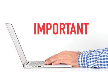 genç adam laptop ile çalışma