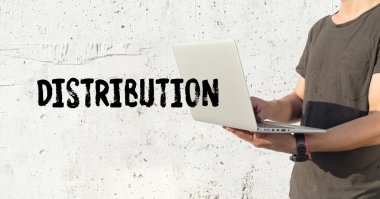 Genç adam dizüstü bilgisayar kullanıyor