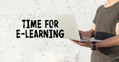 Genç adam dizüstü bilgisayar kullanıyor