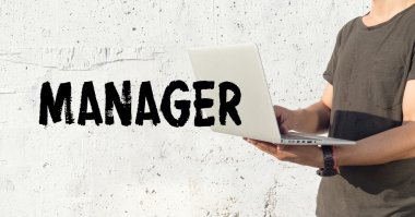 Genç adam dizüstü bilgisayar kullanıyor