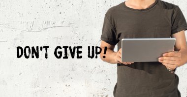 genç adam Tablet PC'yi kullanma