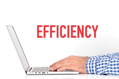 genç adam laptop ile çalışma