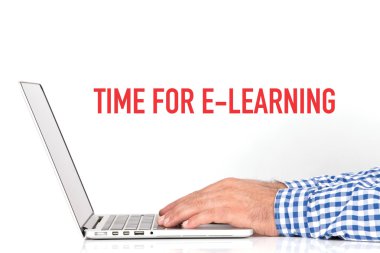 genç adam laptop ile çalışma