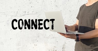 Genç adam dizüstü bilgisayar kullanıyor