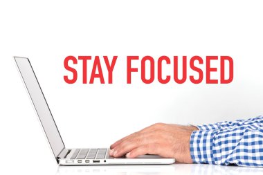 genç adam laptop ile çalışma