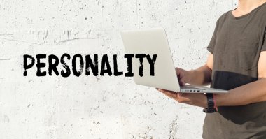 Genç adam dizüstü bilgisayar kullanıyor