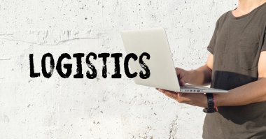 Genç adam dizüstü bilgisayar kullanıyor