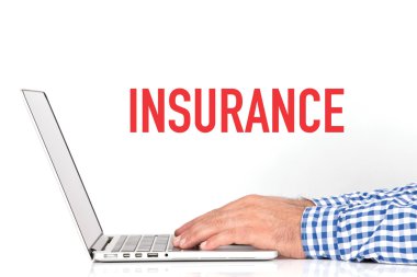 genç adam laptop ile çalışma