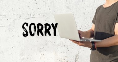 Genç adam dizüstü bilgisayar kullanıyor