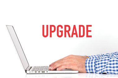 genç adam laptop ile çalışma