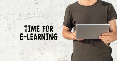 genç adam Tablet PC'yi kullanma