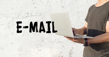 Genç adam dizüstü bilgisayar kullanıyor