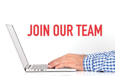 genç adam laptop ile çalışma