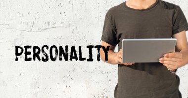 genç adam Tablet PC'yi kullanma 