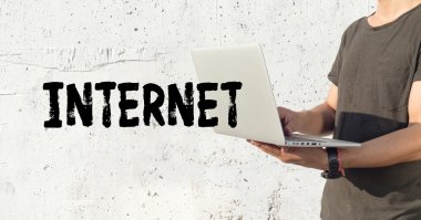 Genç adam dizüstü bilgisayar kullanıyor