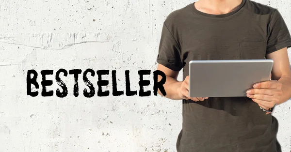 Junger Mann benutzt Tablet-PC — Stockfoto