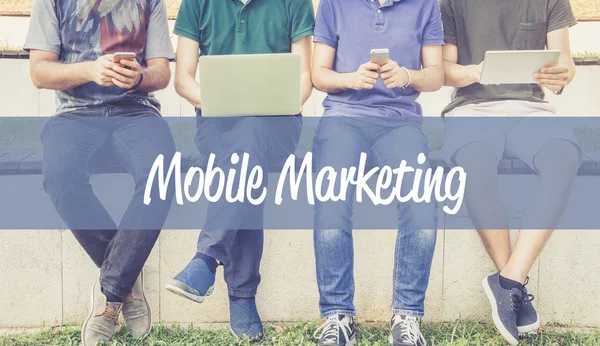 Groep van mensen met behulp van mobiele apparaten — Stockfoto