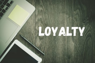  Sadakat metin üstünde okul sırası 