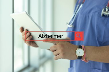 Doktor tablet kullanıyor.  