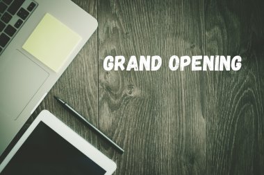 Büyük açılış metin üstünde okul sırası