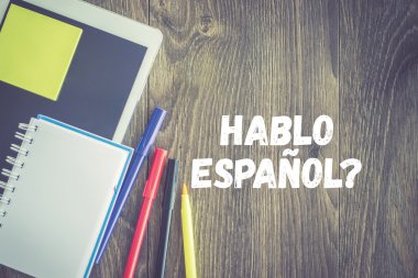 Tablet, defter, kalem masa üzerinde.