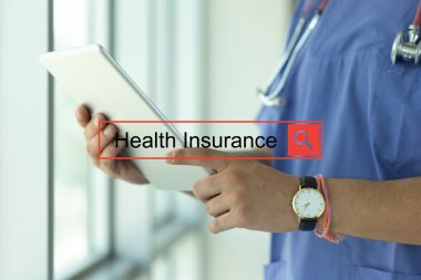 Doktor tablet kullanıyor.  