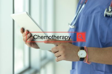 Doktor tablet kullanıyor.  