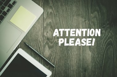  Dikkat lütfen! metin üstünde okul sırası