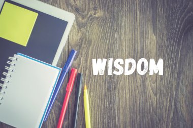 Tablet, defter, kalem masa üzerinde.