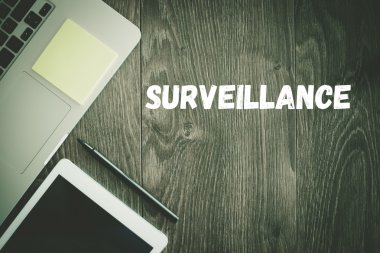  Gözetim metin üstünde okul sırası