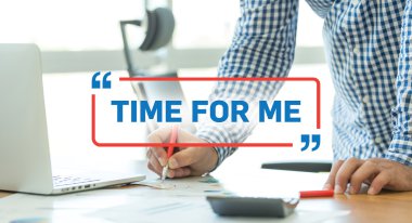 Ofiste çalışan iş adamı. 