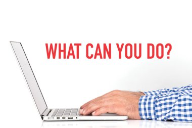 Dizüstü bilgisayarda çalışan genç adam.