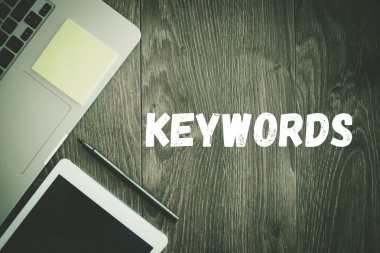  Anahtar kelimeler metin üstünde okul sırası