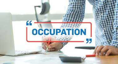 Ofiste çalışan iş adamı. 