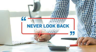 Ofiste çalışan iş adamı. 