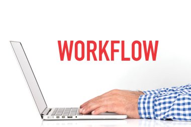 Dizüstü bilgisayarda çalışan genç adam.