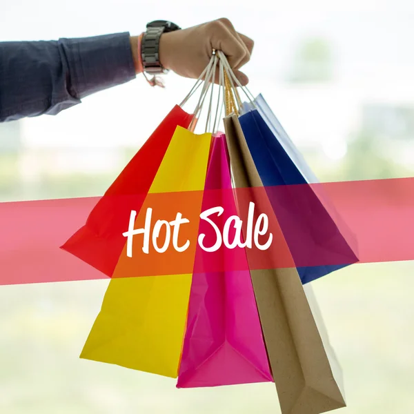 Hombre sosteniendo bolsas de compras. — Foto de Stock