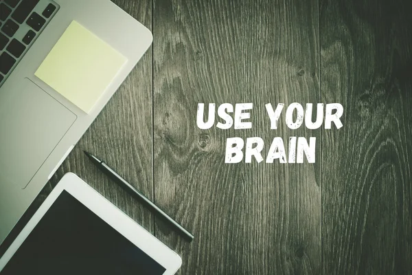 Używać twój mózg tekst na biurko — Zdjęcie stockowe