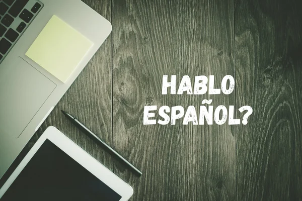 Hablo Espanol? tekst op Bureau — Stockfoto