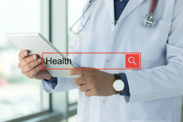 Läkare använder surfplatta söka text — Stockfoto