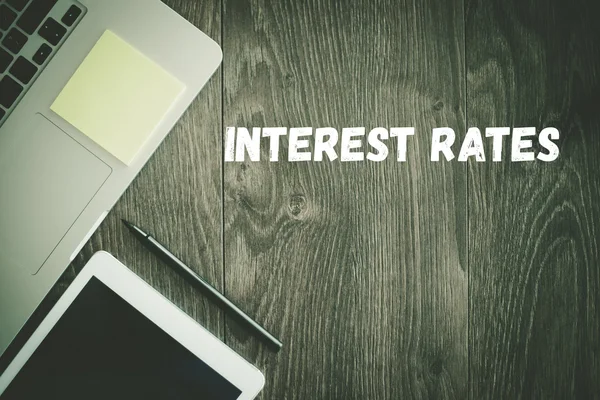 Zinssätze auf dem Schreibtisch — Stockfoto