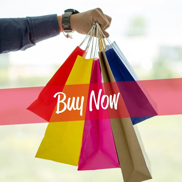 Hombre sosteniendo bolsas de compras. — Foto de Stock