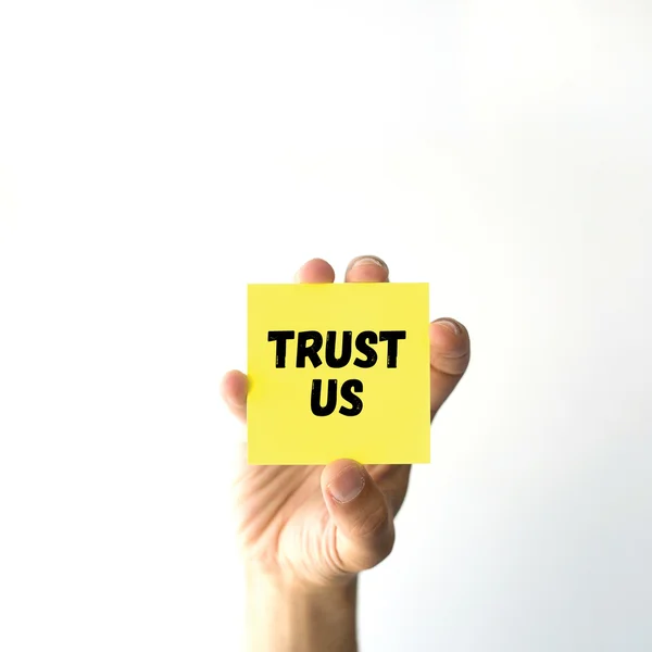 Hand holding yellow sticky note — Stock Photo, Image